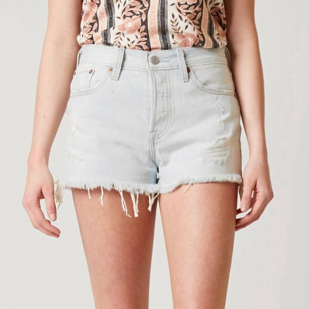 EUC - Levi’s Wedgie Shorts